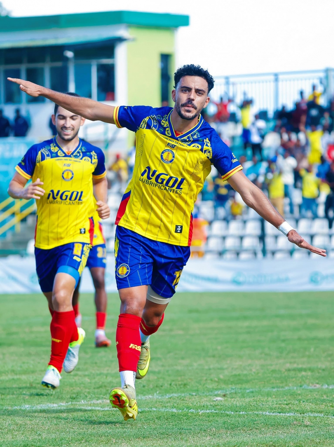 Benny bisa e Petro refor�a lideran�a