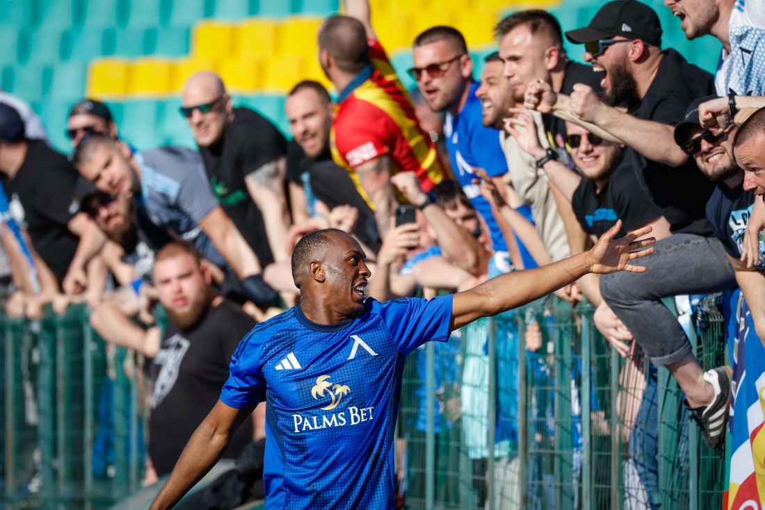 Aldair ajuda a vit�ria no d�rbi de Sofia