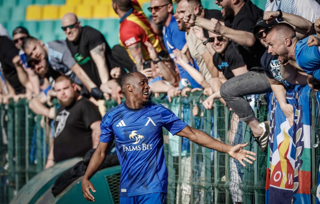 Aldair titular na vit�ria do Levski Sofia na Liga dos Campe�es
