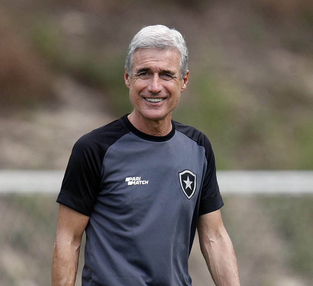 Luís Castro alarga vantagem no Brasileirão