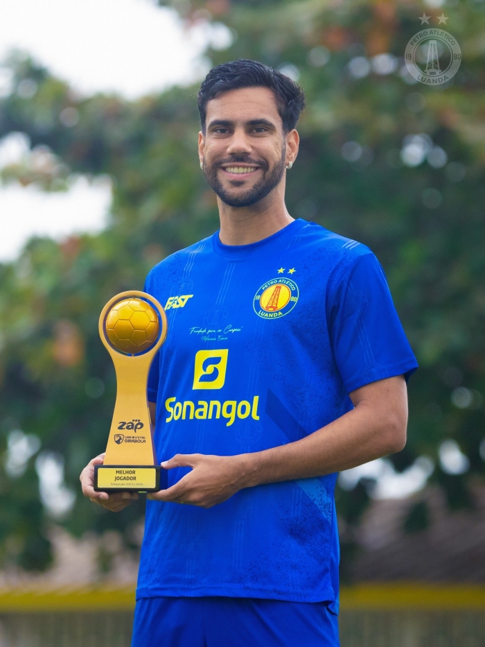 Thiago Reis recebe trof�u de Melhor Iogador do Girabola